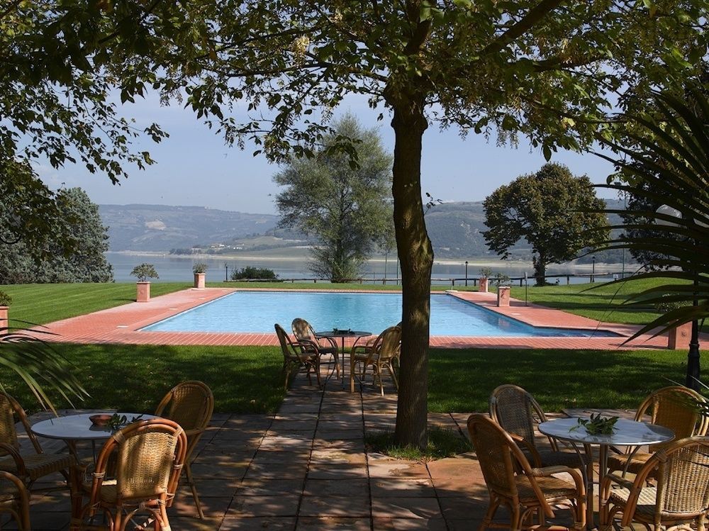 La Penisola Hotel Baschi Kültér fotó