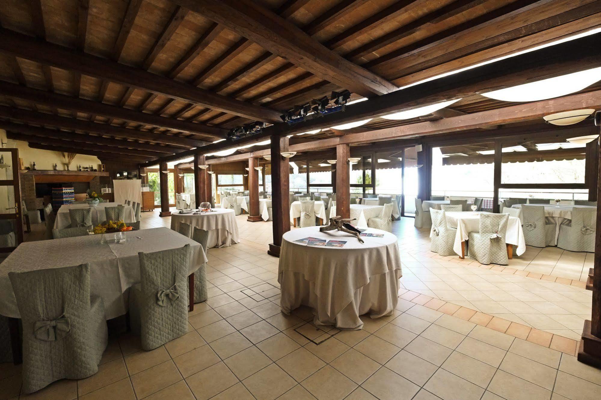 La Penisola Hotel Baschi Kültér fotó